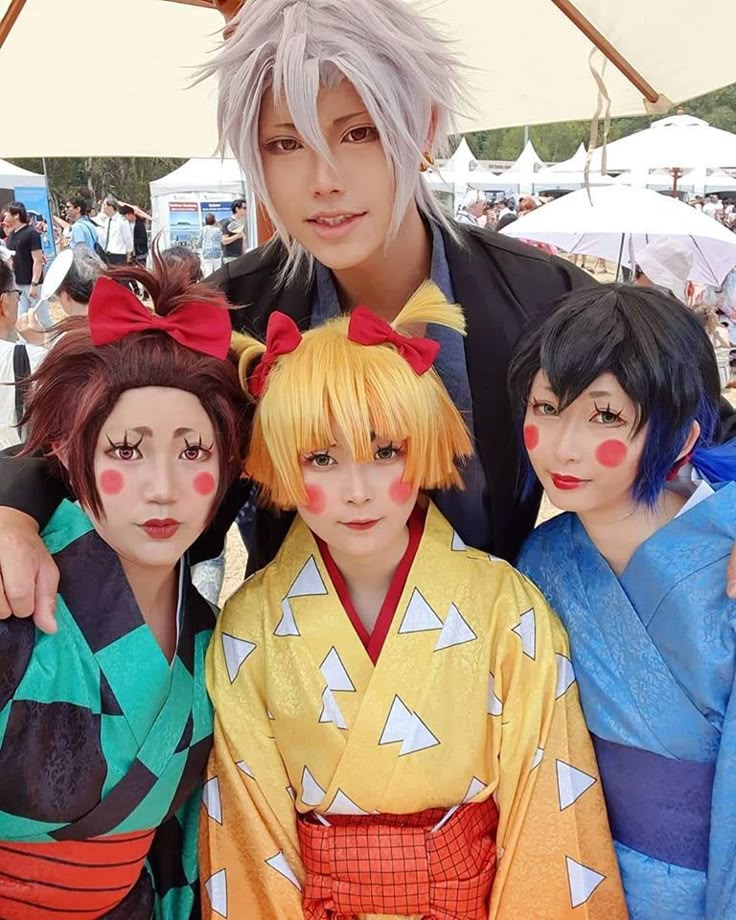Patru cosplayeri costumați ca personaje din anime-ul Kimetsu no Yaiba (Demon Slayer), la un eveniment în aer liber