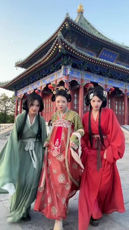 Costume tradiționale chinezești Hanfu