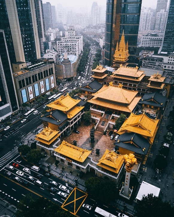 Templul Jing'an între zgârie-norii din Shanghai