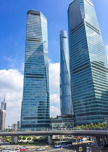 Zgârie-norii din Lujiazui, cu Shanghai Tower în centru