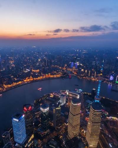 Râul Huangpu și Shanghaiul văzute de sus, la apus