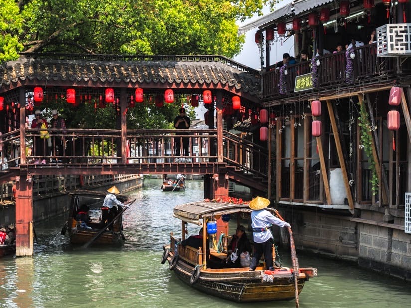 Bărci tradiționale pe canalele din Zhujiajiao