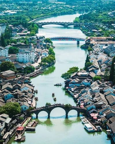 Zhujiajiao văzut de sus, cu podul Fangsheng peste canal